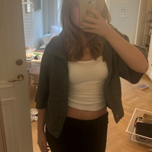 Kofta trekvartsärm  - Kofta med trekvartsärm köpt på Vinted men märket är atmosphere. Storlek skulle jag säga är ca medium. I fint skick 🙌🏼