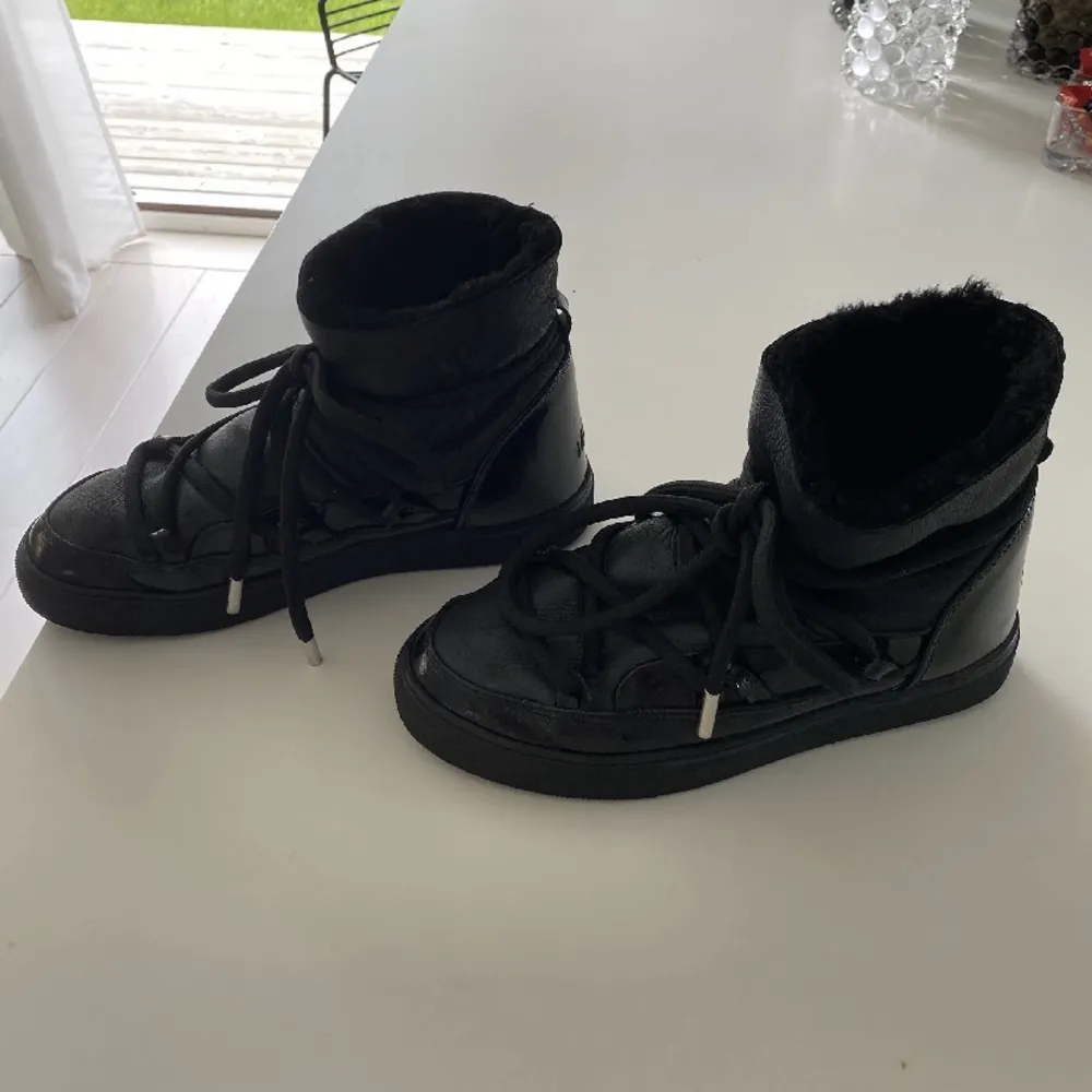 Säljer mina svarta Inuikii skor med skinn och lack. Använda endast en vinter och då sparsamt använda! Köpte för 3000 på Wakakuu:) storlek 39❣️. Skor.
