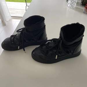 Säljer mina svarta Inuikii skor med skinn och lack. Använda endast en vinter och då sparsamt använda! Köpte för 3000 på Wakakuu:) storlek 39❣️
