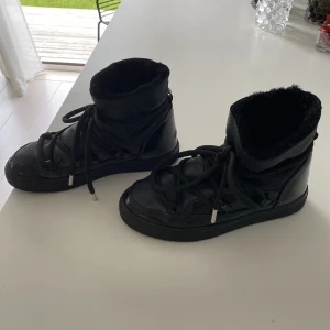 Inuikii  - Säljer mina svarta Inuikii skor med skinn och lack. Använda endast en vinter och då sparsamt använda! Köpte för 3000 på Wakakuu:) storlek 39❣️