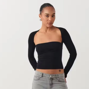 Topp - Säljer denna topp från Gina tricot då den är i fel storlek för mig, superskön och fin verkligen!