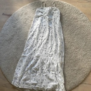 Klänning - Super söt lång klänning köpt i Spanien! Aldrig använd med lappen kvar❤️