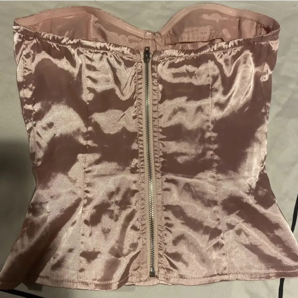 Säljer denna jättefina rosa corseten, pågrund av att den är för liten. Perfekt nu till halloween😻Skriv om ni har nå frågor!💞. Toppar.