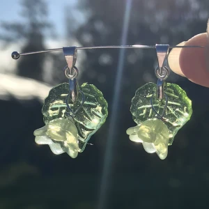 Skog smyckeset  - Smyckeset av ett par örhängen och ett halsbandshänge. Sterling silverkrokar och omfattning. Nytt oanvänt och handgjort. Kontakta gärna vid frågor☺️🌺 finns fler smycken på min profil 🌸och fler örhängen som dessa i olika färger 🌺