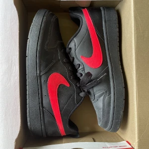 Nikeskor  - Nike court borough low 2.  Svartaskor målade med skofärg.  Använda en gång. Fint skick.  Originalförpackning. 
