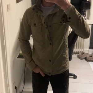 J Lindeberg Jacka - J Lindeberg jacka i toppskick. Säljer nu denna fina J Lindeberg Bailey jacka perfekt nu till hösten/vintern. Endast använd ett fåtal gånger. Storlek S. Kan mötas i Göteborgs området om så önskas.