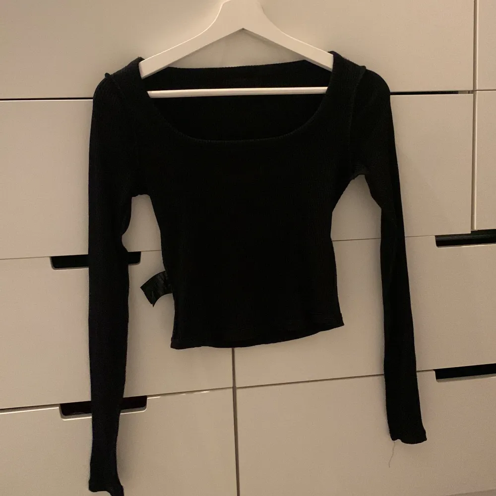 En jättefin svart uringad tröja från hm med långa armar💞köpt för 150kr, säljer pga den är för liten!!. Toppar.