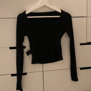 En jättefin svart uringad tröja från hm med långa armar💞köpt för 150kr, säljer pga den är för liten!!