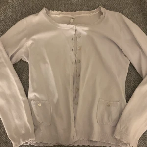 Kofta - Jätte gullig kofta köpt second hand i storlek L men skulle säga att den är mer som M-S💕 