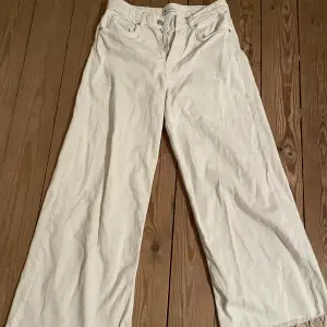Ett par med vita vida jeans från Zara. Relativt gott skick.