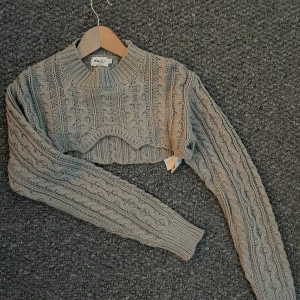 Söt stikad tröja  - Grå/beige kort tröja, jätteskönt material och braskick