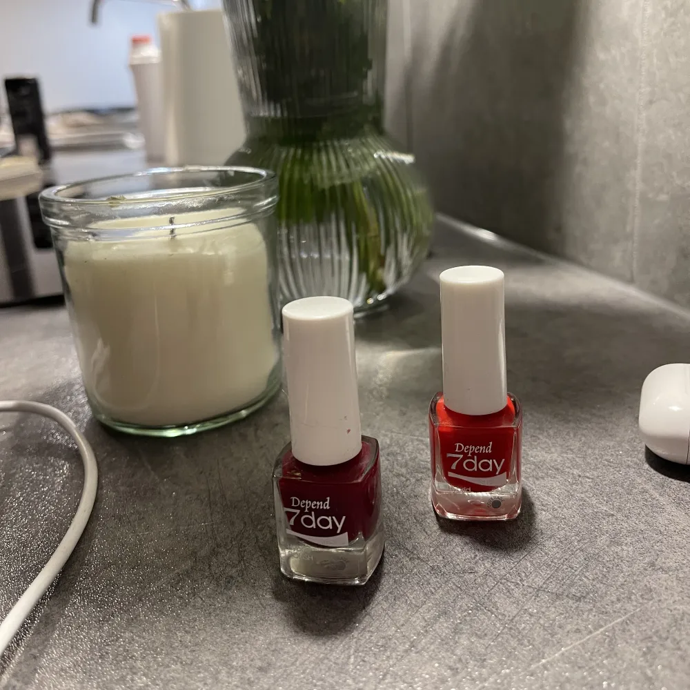 7days nagellack från depend ♥️  Färgerna: 7066 catch your eye  7208 looking striped . Accessoarer.