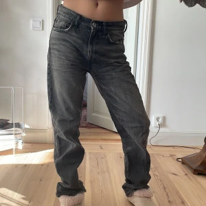 Zara jeans - Raka zara jeans använda få gånger!🌟Slitningar vid benöppningen som var där när ja köpte dem nya, alltså en del av designen💘