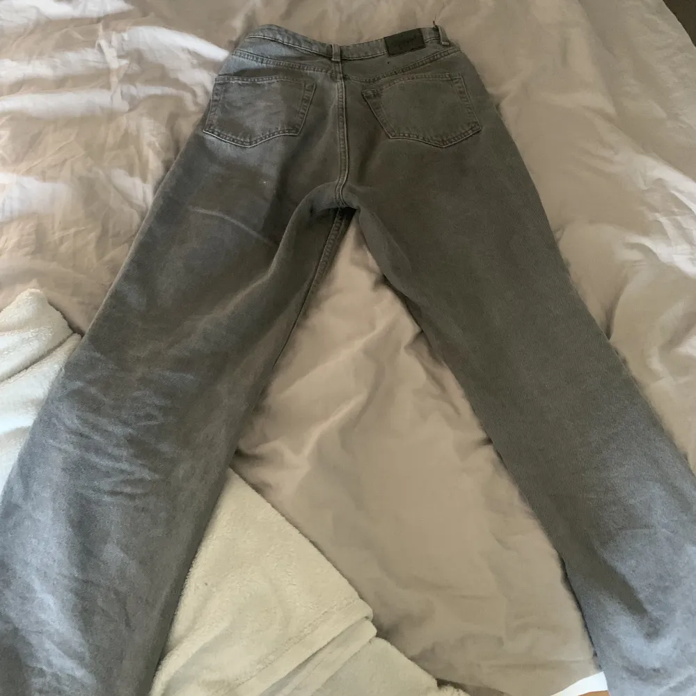 Ett par gråa jeans från weekday med bra passform ordinareipris 590. Jeans & Byxor.
