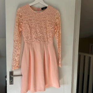 Klänning - Ljusrosa klänning från Sisters point köpt på Cassels. Använd en gång, i nyskick. Storlek S