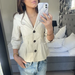 Trekvartärmad kavaj - Jättefin jacka från hm med trekvarärm. Skriv för fler bilder!  Fläck på framsidan, förhoppningsvis går den bort i tvätten