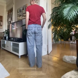 Röd babytee  - Röd babytee med vit detalj i bomullsmaterial