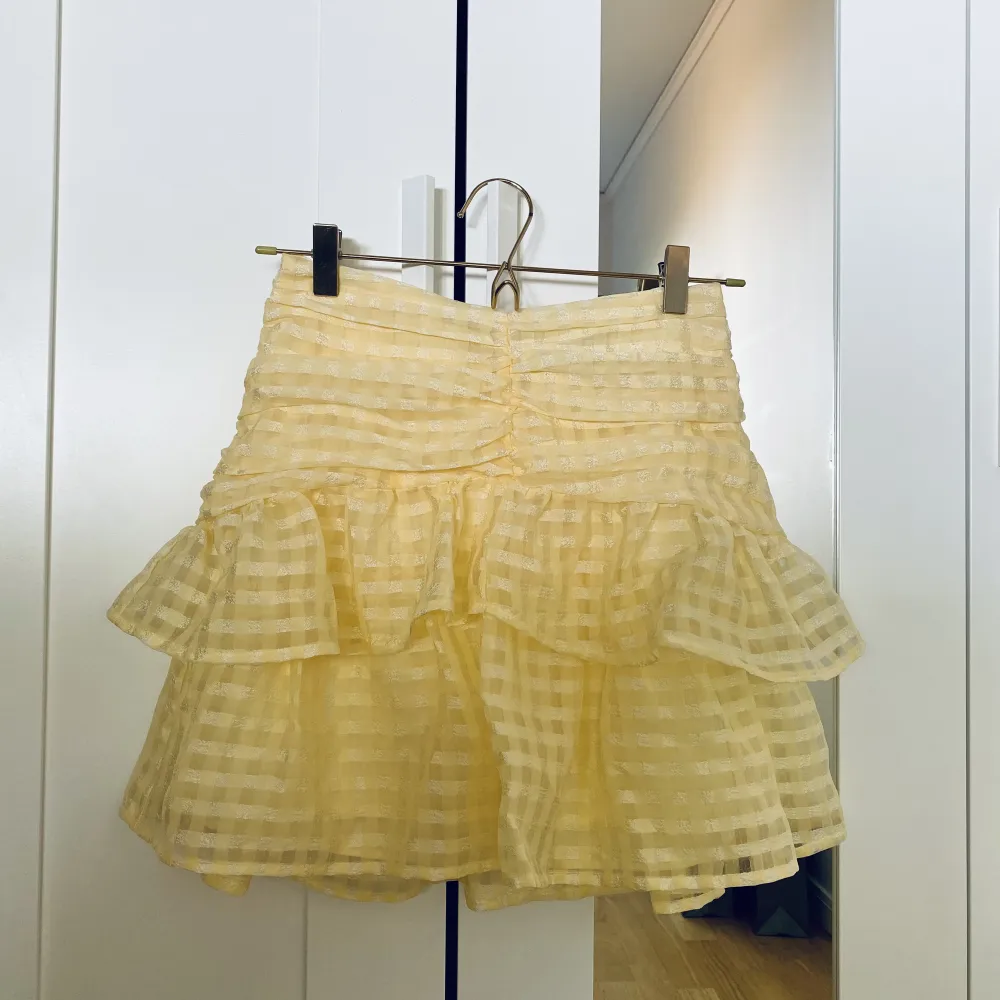 Säljer denna jätte gulliga kjolen från Gina Tricot. Aldrig använd!! Köpte den för 350kr säljer för 100kr💞. Kjolar.