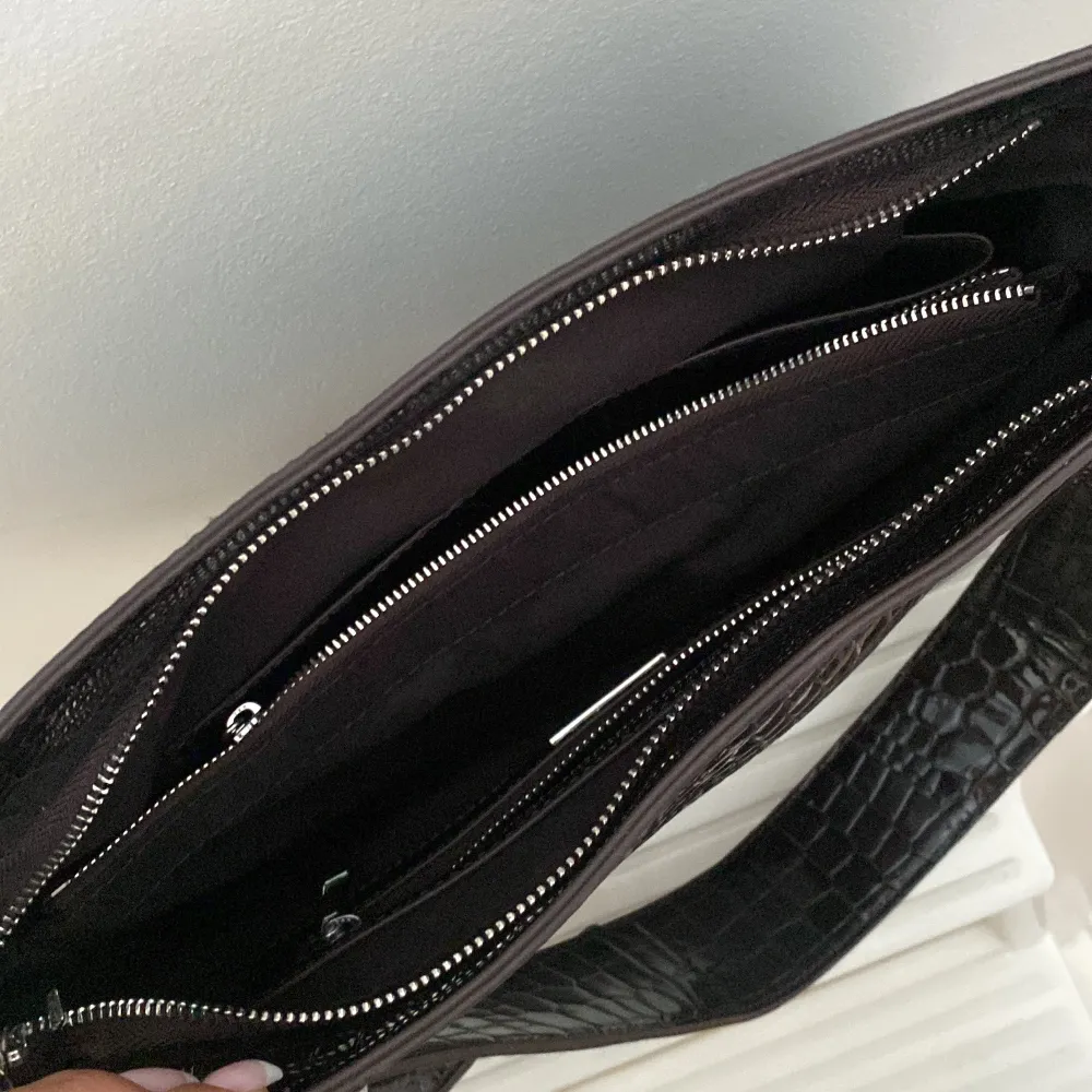 Fin mörkbrun väska köpt för 3 år sen som ej kommer till användning längre, fint skick!. Väskor.