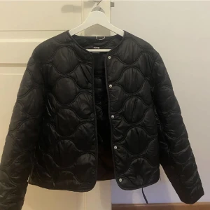 Mango jacka  - Säljer min fina mango jacka i storlek M, den passar mig som brukar ha S/xs! Skriv för fler bilder🙌 Pris kan diskuteras