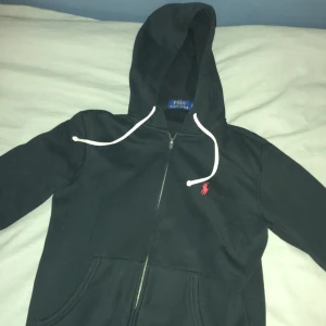 Ralph Lauren Zip Hoodie Svart - Tja säljer min bror Ralph Lauren Zip då jag växt ut ur den.