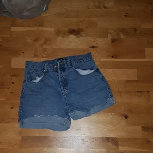 Blå shorts - Shorts säljes pga att de tyvärr är för stora för mig o därföe inte kommer komma till användning. OBS köparen står för frakten