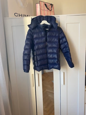 Ralph lauren jacka - Säljer denna skitsnygga Ralph lauren jacka på grund av att den tyvärr inte passar mig i storlek längre. Kan tänka mig att gå ner lite i pris. Stl ser ni på sista bilden där ni även ser att lappen åkt av på ena sidan. Tvättar den innan den skickas!💗