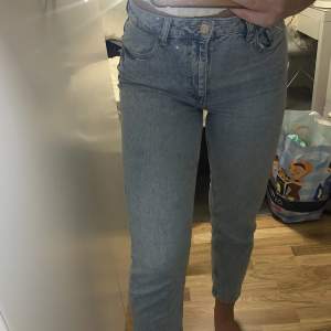 Säljer dessa jeans från Zara inköpta förra året. Säljs pga att de ej kommit till användning. Använt fåtalet gånger. Lite kortare i modellen och går inte hela vägen ner. Skriv för fler bilder!OBS köparen står för frakt och jag ansvarar ej för postens slarv