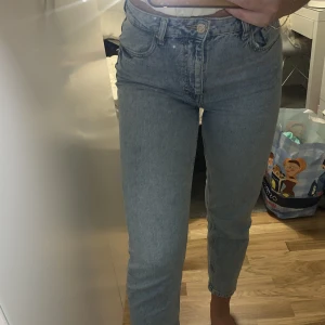 Zara jeans - Säljer dessa jeans från Zara inköpta förra året. Säljs pga att de ej kommit till användning. Använt fåtalet gånger. Lite kortare i modellen och går inte hela vägen ner. Skriv för fler bilder!OBS köparen står för frakt och jag ansvarar ej för postens slarv