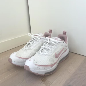 Nike air skor  - Använda fåtal gånger bra skick! Bara skriva för flera bilder!