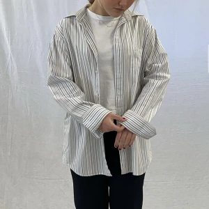 Randig skjorta - Randig skjorta köpt secondhand, finns att köpa på instagram ”One More Use” som är mitt UF företag 🤍