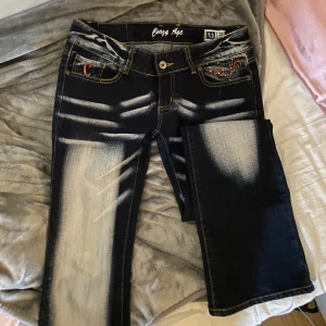 Crazy age jeans  - Bootcut Crazy age jeans, perfekt skick! Mer mörkblå i verkligheten. Storlek 40 men mindre i storlek. Långa på mig som är runt 158. Fråga inte om fler bilder när de sitter på tack!  Midjemått: Ca 80 (dock lite Stretchiga)  Innerbenslängd: ca 82