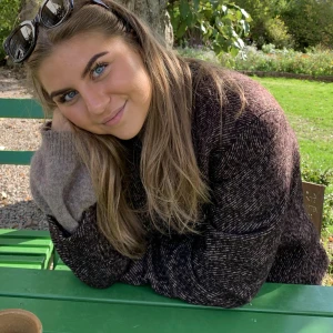 Kavaj från Weekday  - Säljer min fina fina kavaj i ullmaterial från weekday. Perfekt nu när hösten börjar komma och håller en varm under höstperioden! Går lätt att ha en stickad tröja under utan problem. Väldigt lik den kavajen från Adoore. Som ny! Hör av er vid frågor!🤎🤎