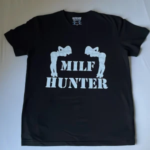MiLF Hunter - Svart tröja - Snygg, ironisk svart t shirt. Mycket hög kvalitet plus att. Den är Sprillans ny…😮‍💨🥶🥵
