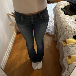 Superfina jeans som är stretchiga, Innerbenslängd är ca 83cm och midjemått är ca 37cm. Passar från S-M och om du är runt 172 eller kortare🥰 Skriv privat om du har fler frågor💕
