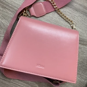 Väska Jeenaa - Mycket fin väska designad i England. Knappt använd