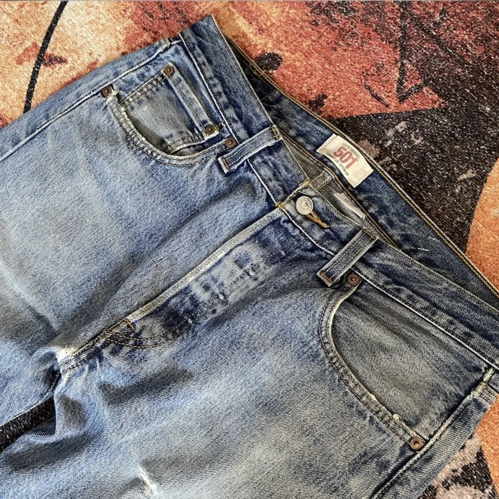 vintage Levis Jeans i moddelen 501. Byxorna är i bra skick förutom några repor på framsidan och lite slitage nere vid fotöppningen.  Storleken är 34  Dm mer frågor 🤞🍻. Jeans & Byxor.