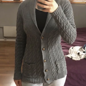 Stickad kofta  - Använd några gånger men är i bra skick. 