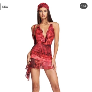 I am gia vira mini dress svart - Vira mini dress från i am gia i färgen svart, likadan modell som på första bilden. Bättre video: https://www.instagram.com/reel/Ce15NsADraO/.  Köpt dyrt pga tull och frakt 