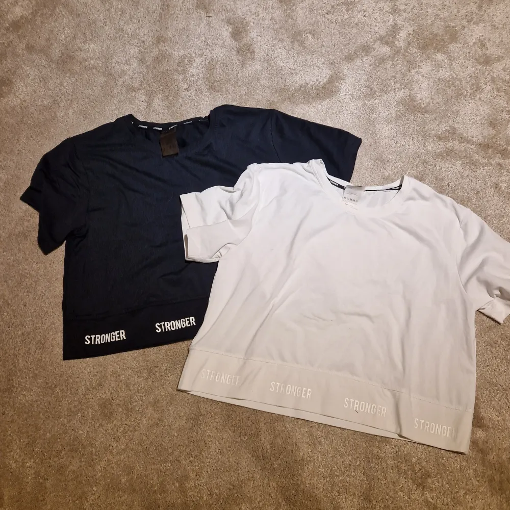 Croppad t-shirt från Stronger, vit och svarta. 100 kr/st, båda för 150 kr. . Hoodies.