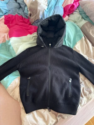 Moncler cardigan  - Moncler cardigan jacka. Färg marinblå. storlek M. Köpt från Haiendo för 2 månader sedan. Skick 9:10 