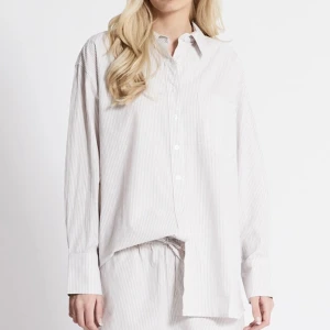 Skjorta - Oversized skjorta, storlek s, oanvänd.