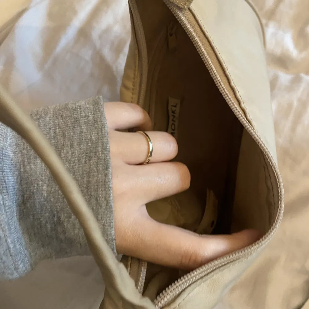 Beige väska 💓 Inga defekter förutom smutsig på undersidan och lite innuti.. Väskor.