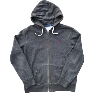 Ralph Lauren Zip-up Hoodie - Mörkgrå i fint skick förutom ett litet hål i yttre lagret vid dragkedjan (syns på tredje bilden)