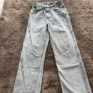 Ljusblå jeans från Weekday i modellen Rowe. Storlek W26L32. Jättebra skick!!