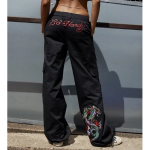 Ed hardy cargo pants!!! - As balla Ed hardy cargo byxor med feta tryck både fram och bak på byxorna! Nypris är 900kr💕 Byxorna är i fint skick!