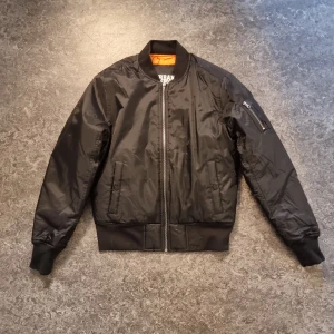 Bomberjacka  - Bomberjacka Urban Classics storlek S. Jackan är oanvänd.