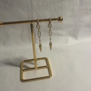 StilSthlm  - Fina örhängen! Finns endast i  guld men kan göra linkande i silver. Köp för 119kr/st Eller 199kr/paret. Modell 110 Smyckes ställningen finns även att köpa för 299kr!