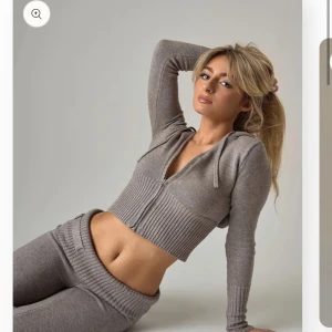 Två delat set - Loriviv set i grå. Beställde två för att returnera den andra storleken men i och med att returen är till Nederländerna blir det nästan inga pengar tillbaka så försöker sälja först 🫶