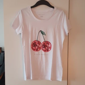 Einstein Newton t-shirt - Einstein Newton t-shirt strl Medium oanvänd/nyskick  200kr pris kan vid snabb affär diskuteras 